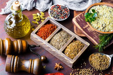 Eski bir arka plan üzerinde mutfak aksesuarları ile yemek pişirmek için baharat