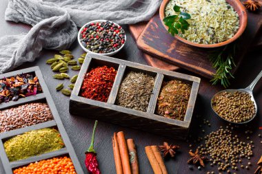 Eski bir arka plan üzerinde mutfak aksesuarları ile yemek pişirmek için baharat