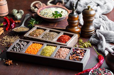 Eski bir arka plan üzerinde mutfak aksesuarları ile yemek pişirmek için baharat
