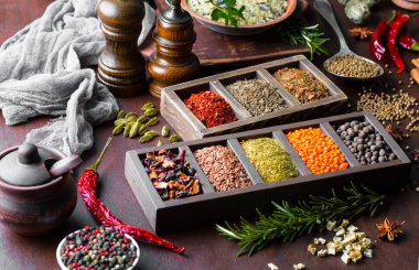 Eski bir arka plan üzerinde mutfak aksesuarları ile yemek pişirmek için baharat