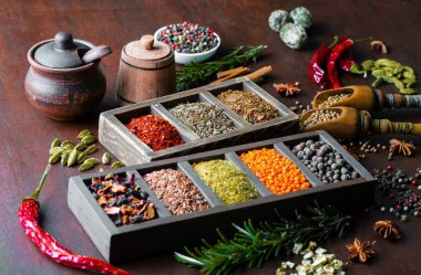 Eski bir arka plan üzerinde mutfak aksesuarları ile yemek pişirmek için baharat