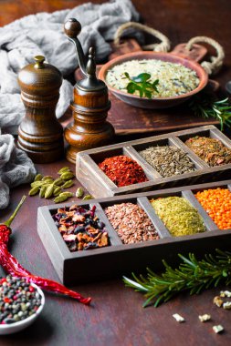 Eski bir arka plan üzerinde mutfak aksesuarları ile yemek pişirmek için baharat