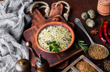 Eski bir arka plan üzerinde mutfak aksesuarları ile yemek pişirmek için baharat