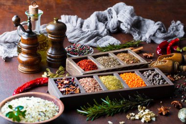 Eski bir arka plan üzerinde mutfak aksesuarları ile yemek pişirmek için baharat