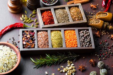 Eski bir arka plan üzerinde mutfak aksesuarları ile yemek pişirmek için baharat