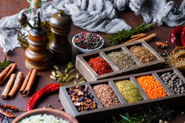 Eski bir arka plan üzerinde mutfak aksesuarları ile yemek pişirmek için baharat