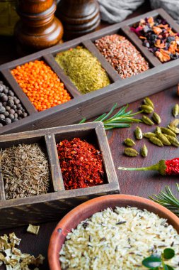 Eski bir arka plan üzerinde mutfak aksesuarları ile yemek pişirmek için baharat