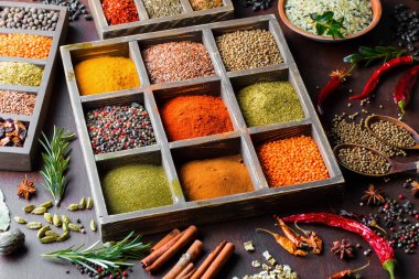 Eski bir arka plan üzerinde mutfak aksesuarları ile yemek pişirmek için baharat