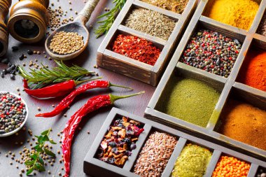 Eski bir arka plan üzerinde mutfak aksesuarları ile yemek pişirmek için baharat