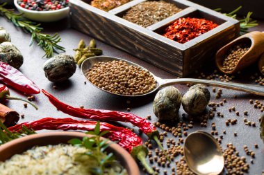 Eski bir arka plan üzerinde mutfak aksesuarları ile yemek pişirmek için baharat