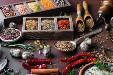 Eski bir arka plan üzerinde mutfak aksesuarları ile yemek pişirmek için baharat