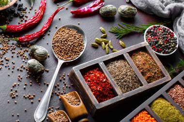 Eski bir arka plan üzerinde mutfak aksesuarları ile yemek pişirmek için baharat