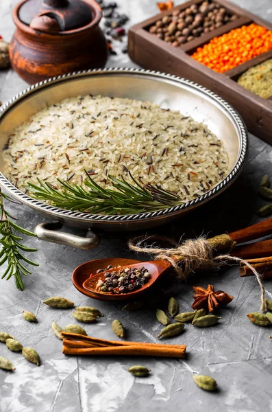 Eski bir arka plan üzerinde mutfak aksesuarları ile yemek pişirmek için baharat