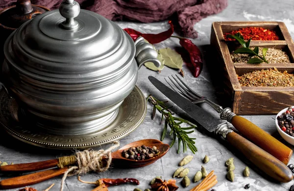 Eski bir arka plan üzerinde mutfak aksesuarları ile yemek pişirmek için baharat