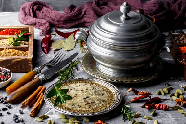 Eski bir arka plan üzerinde mutfak aksesuarları ile yemek pişirmek için baharat