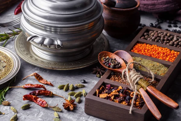 Eski bir arka plan üzerinde mutfak aksesuarları ile yemek pişirmek için baharat