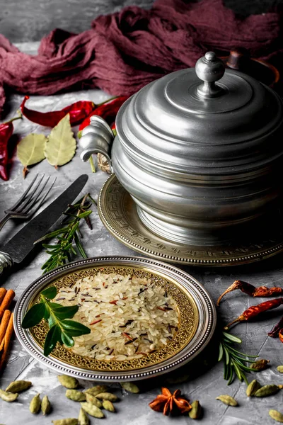 Eski bir arka plan üzerinde mutfak aksesuarları ile yemek pişirmek için baharat