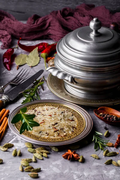 Eski bir arka plan üzerinde mutfak aksesuarları ile yemek pişirmek için baharat