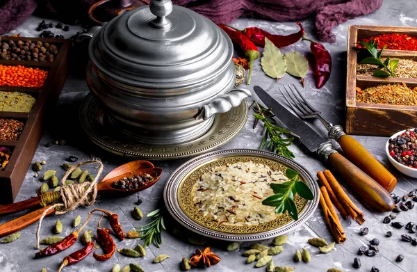 Eski bir arka plan üzerinde mutfak aksesuarları ile yemek pişirmek için baharat