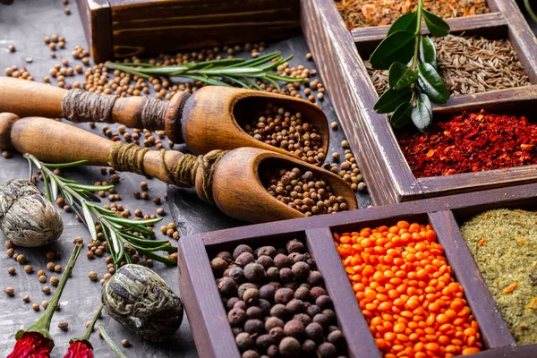 Eski bir arka plan üzerinde mutfak aksesuarları ile yemek pişirmek için baharat