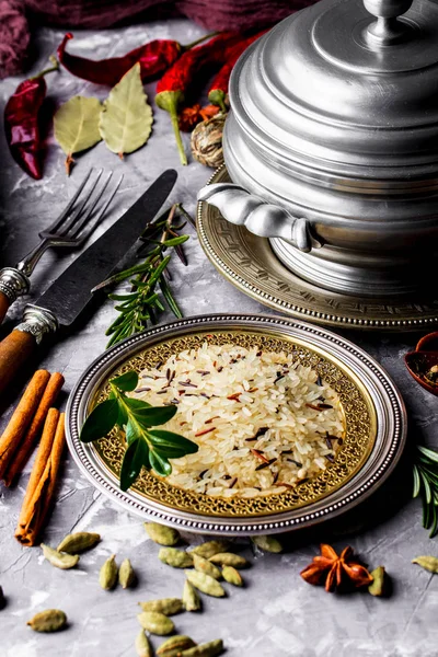 Eski bir arka plan üzerinde mutfak aksesuarları ile yemek pişirmek için baharat