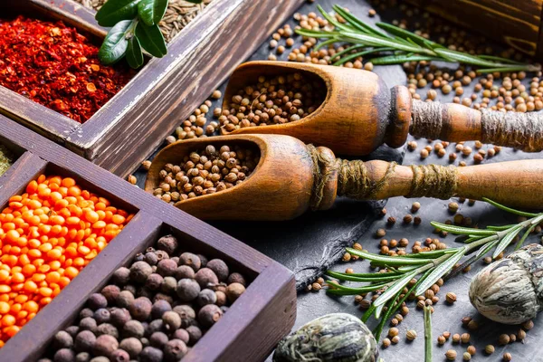 Eski bir arka plan üzerinde mutfak aksesuarları ile yemek pişirmek için baharat