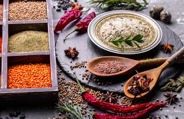 Eski bir arka plan üzerinde mutfak aksesuarları ile yemek pişirmek için baharat