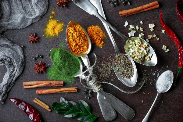 Eski bir arka plan üzerinde mutfak aksesuarları ile yemek pişirmek için baharat