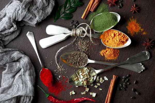 Eski bir arka plan üzerinde mutfak aksesuarları ile yemek pişirmek için baharat