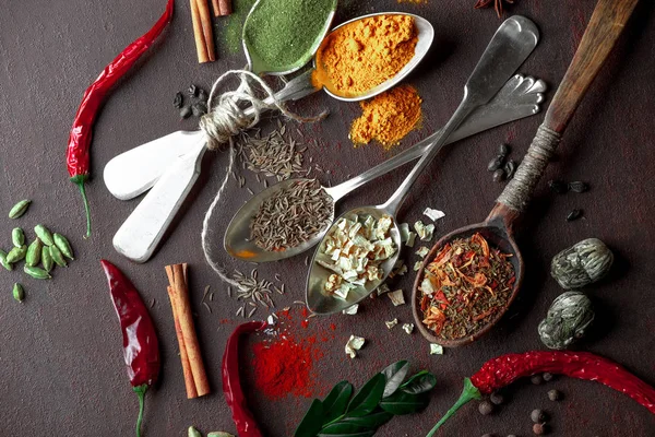 Eski bir arka plan üzerinde mutfak aksesuarları ile yemek pişirmek için baharat