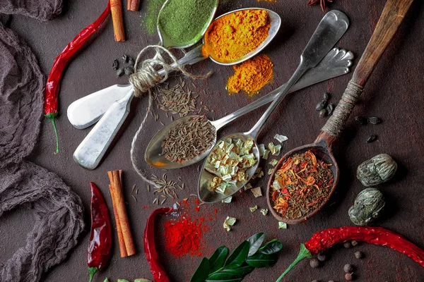 Eski bir arka plan üzerinde mutfak aksesuarları ile yemek pişirmek için baharat