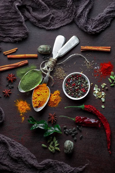 Eski bir arka plan üzerinde mutfak aksesuarları ile yemek pişirmek için baharat