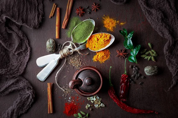 Eski bir arka plan üzerinde mutfak aksesuarları ile yemek pişirmek için baharat