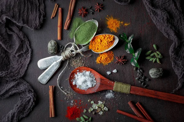 Eski bir arka plan üzerinde mutfak aksesuarları ile yemek pişirmek için baharat