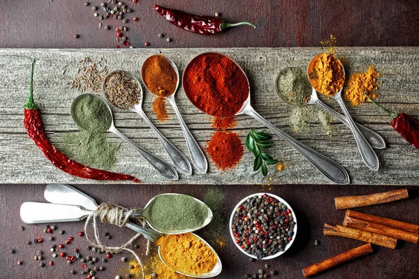 Eski bir arka plan üzerinde mutfak aksesuarları ile yemek pişirmek için baharat