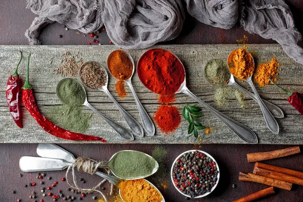 Eski bir arka plan üzerinde mutfak aksesuarları ile yemek pişirmek için baharat