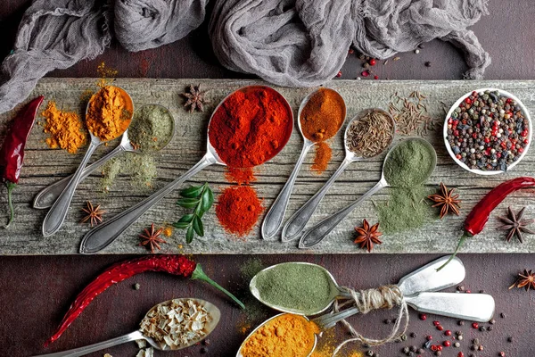 Eski bir arka plan üzerinde mutfak aksesuarları ile yemek pişirmek için baharat