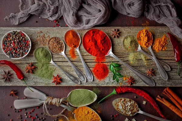 Eski bir arka plan üzerinde mutfak aksesuarları ile yemek pişirmek için baharat