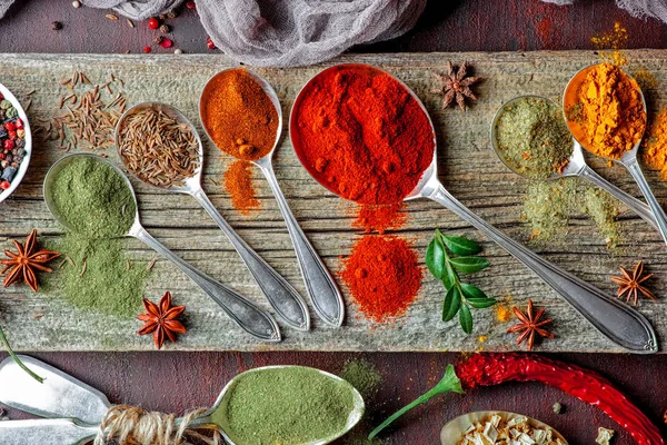 Eski bir arka plan üzerinde mutfak aksesuarları ile yemek pişirmek için baharat