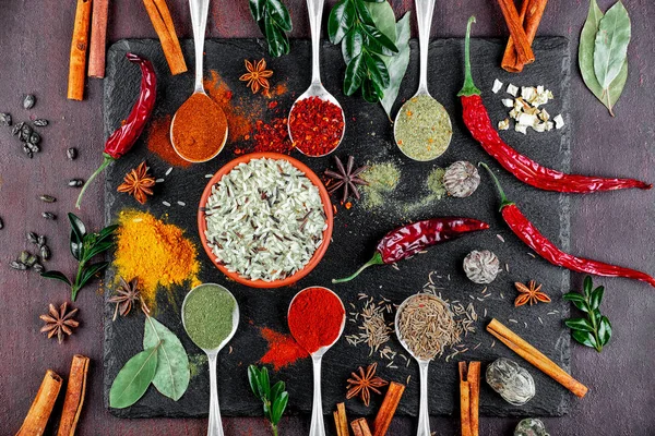 Eski bir arka plan üzerinde mutfak aksesuarları ile yemek pişirmek için baharat