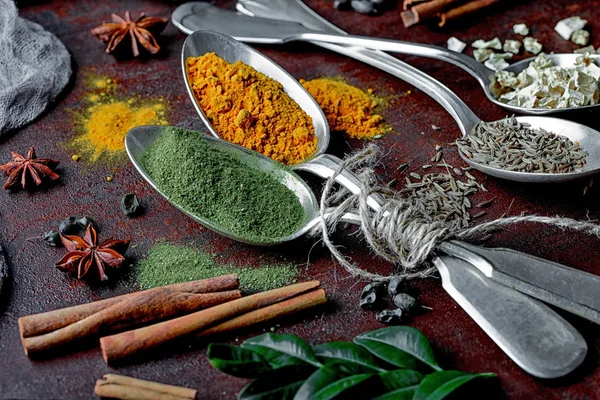 Eski bir arka plan üzerinde mutfak aksesuarları ile yemek pişirmek için baharat