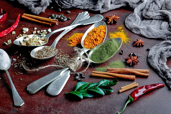 Eski bir arka plan üzerinde mutfak aksesuarları ile yemek pişirmek için baharat