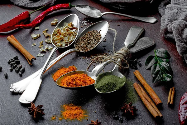 Eski bir arka plan üzerinde mutfak aksesuarları ile yemek pişirmek için baharat