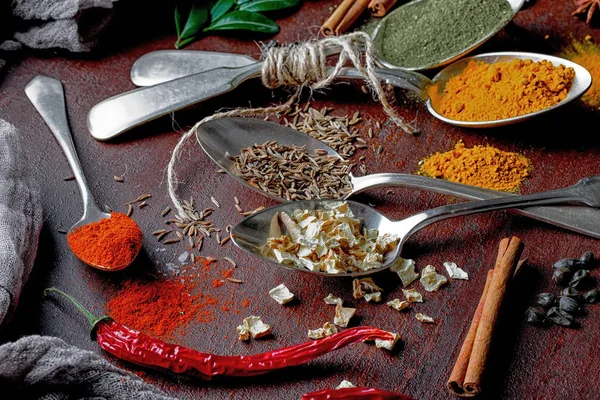 Eski bir arka plan üzerinde mutfak aksesuarları ile yemek pişirmek için baharat