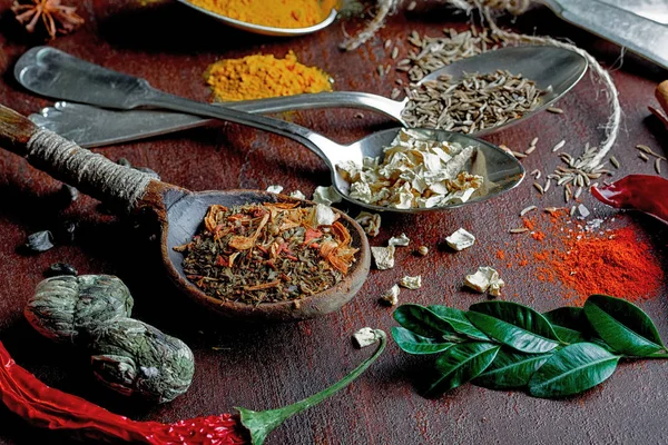 Eski bir arka plan üzerinde mutfak aksesuarları ile yemek pişirmek için baharat