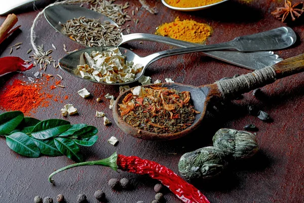 Eski bir arka plan üzerinde mutfak aksesuarları ile yemek pişirmek için baharat