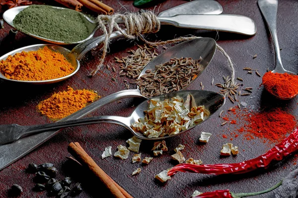 Eski bir arka plan üzerinde mutfak aksesuarları ile yemek pişirmek için baharat