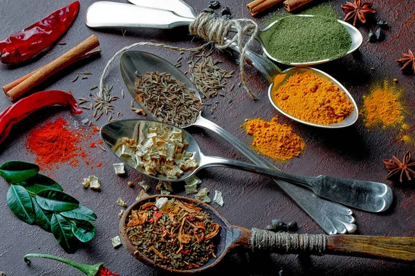 Eski bir arka plan üzerinde mutfak aksesuarları ile yemek pişirmek için baharat