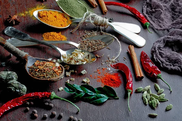 Eski bir arka plan üzerinde mutfak aksesuarları ile yemek pişirmek için baharat