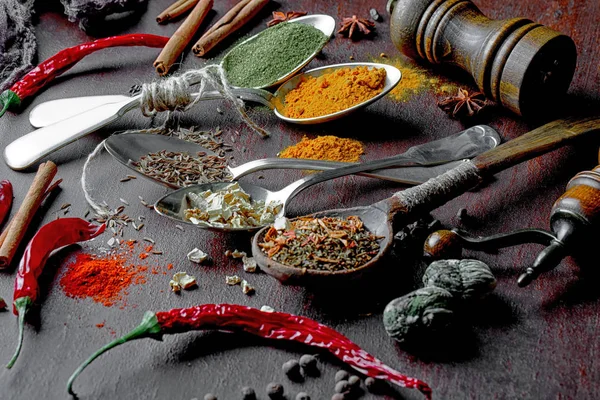 Eski bir arka plan üzerinde mutfak aksesuarları ile yemek pişirmek için baharat